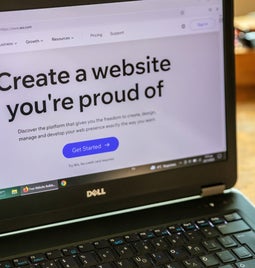 Laptop showing Wix homepage with a button to sign up to the website builder